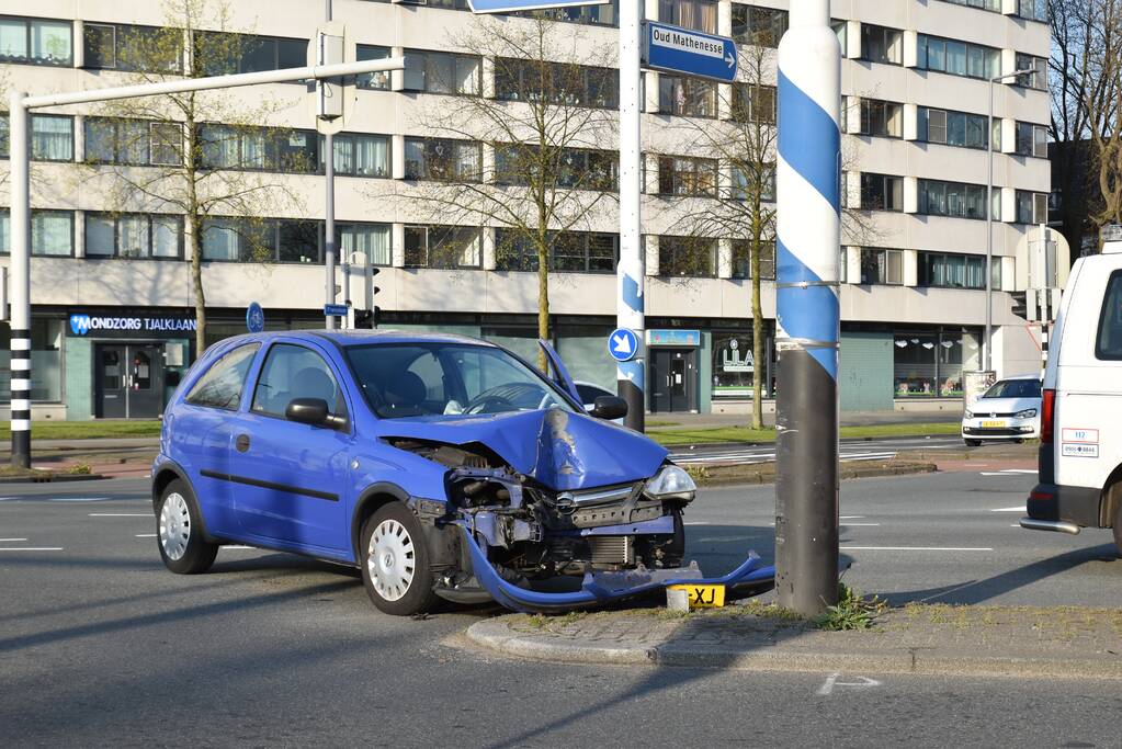 Auto klapt vol op ANWB paal en is total-loss