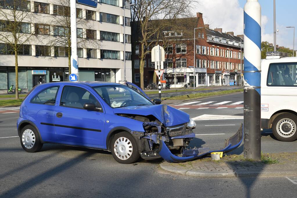 Auto klapt vol op ANWB paal en is total-loss