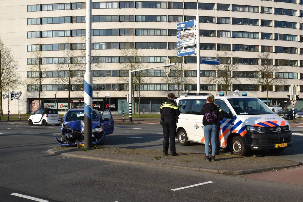 Auto klapt vol op ANWB paal en is total-loss