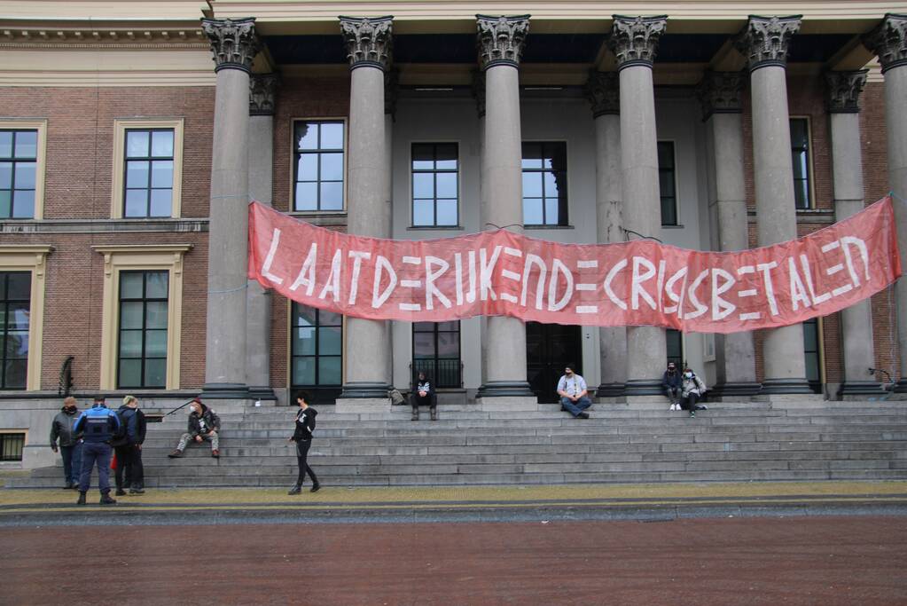 Demonstratie voor gerechtsgebouw