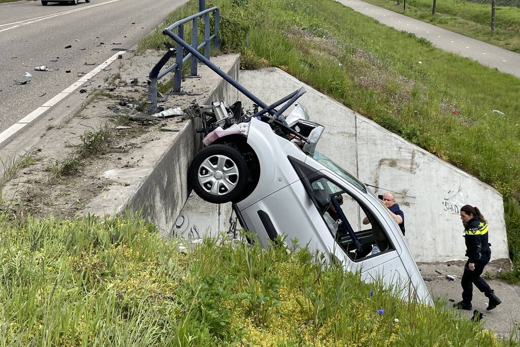 Bestelbus eindigt tegen viaduct