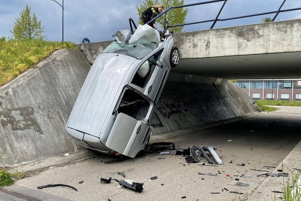 Bestelbus eindigt tegen viaduct