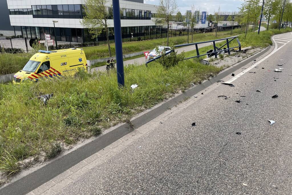 Bestelbus eindigt tegen viaduct