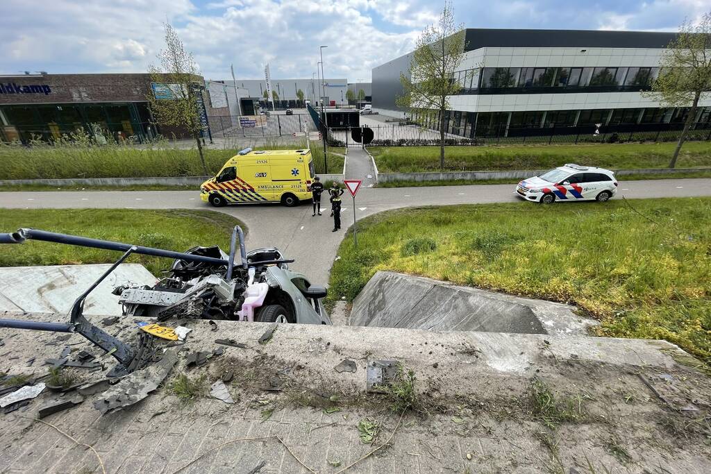 Bestelbus eindigt tegen viaduct