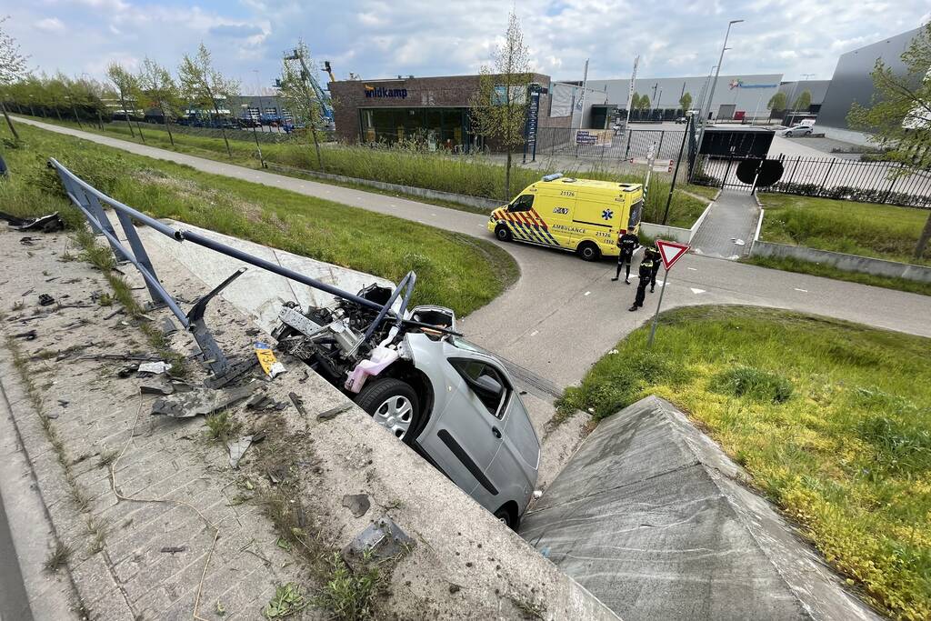Bestelbus eindigt tegen viaduct