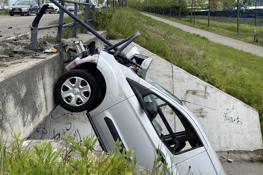 Bestelbus eindigt tegen viaduct