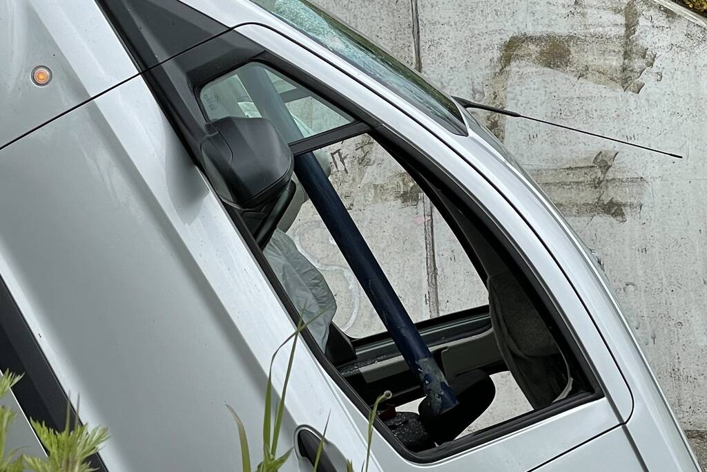 Bestelbus eindigt tegen viaduct