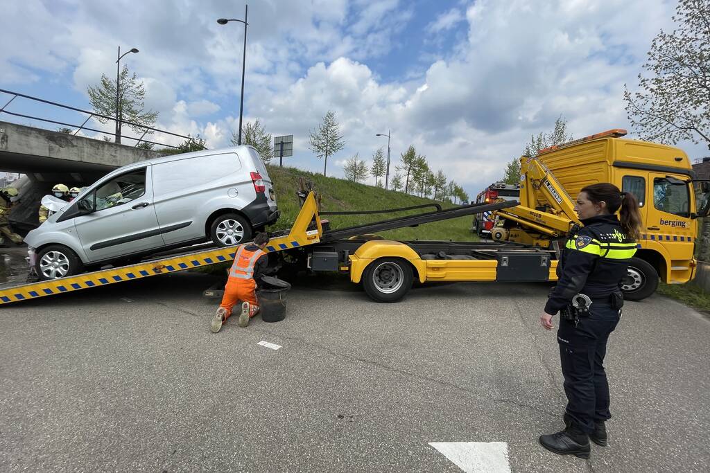 Bestelbus eindigt tegen viaduct