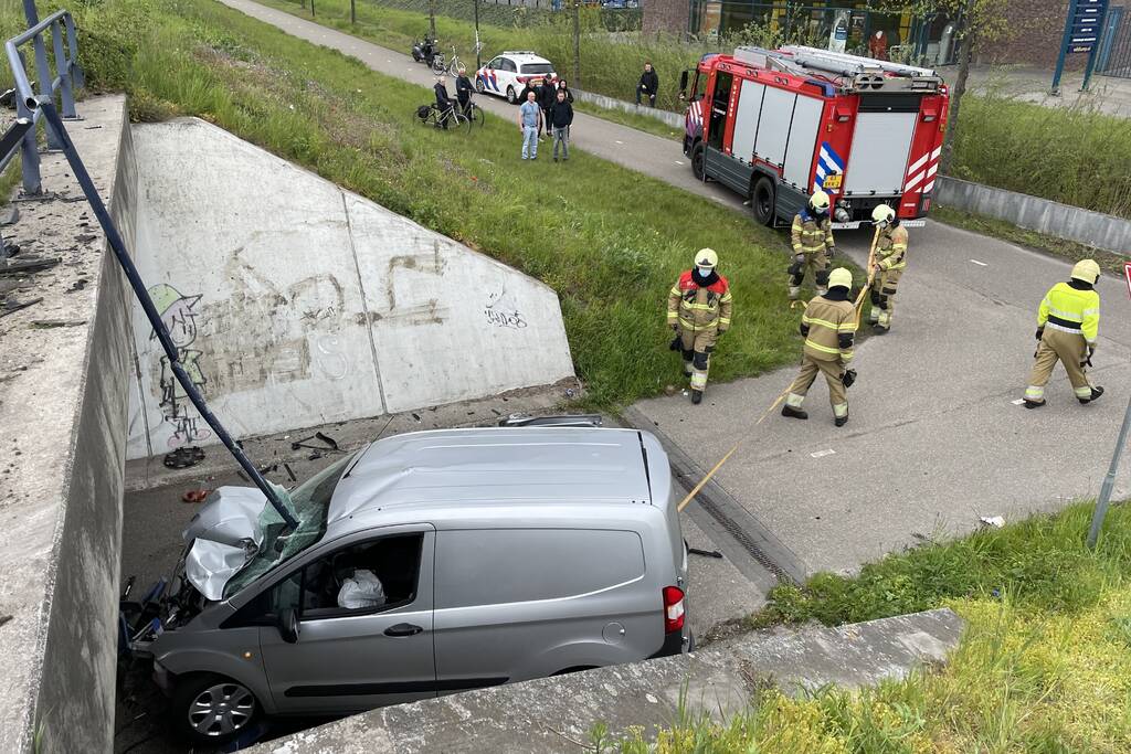 Bestelbus eindigt tegen viaduct