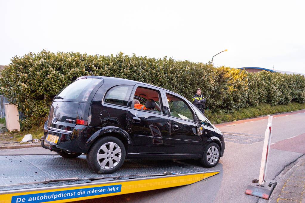 Auto vliegt uit de bocht op bedrijventerrein Zuidwenk