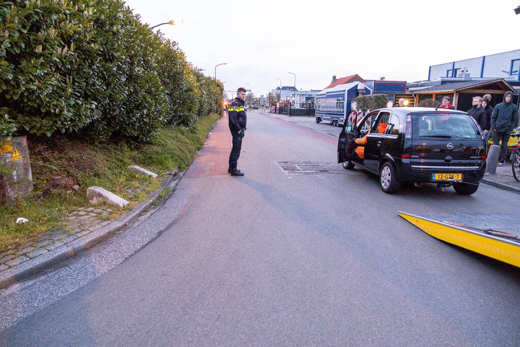 Auto vliegt uit de bocht op bedrijventerrein Zuidwenk