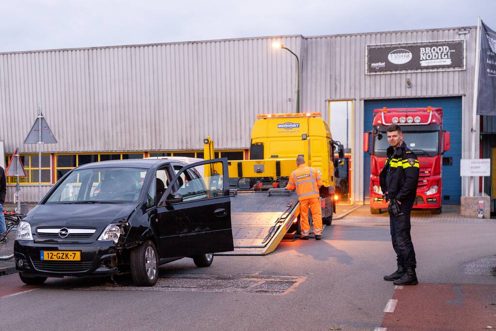 Auto vliegt uit de bocht op bedrijventerrein Zuidwenk