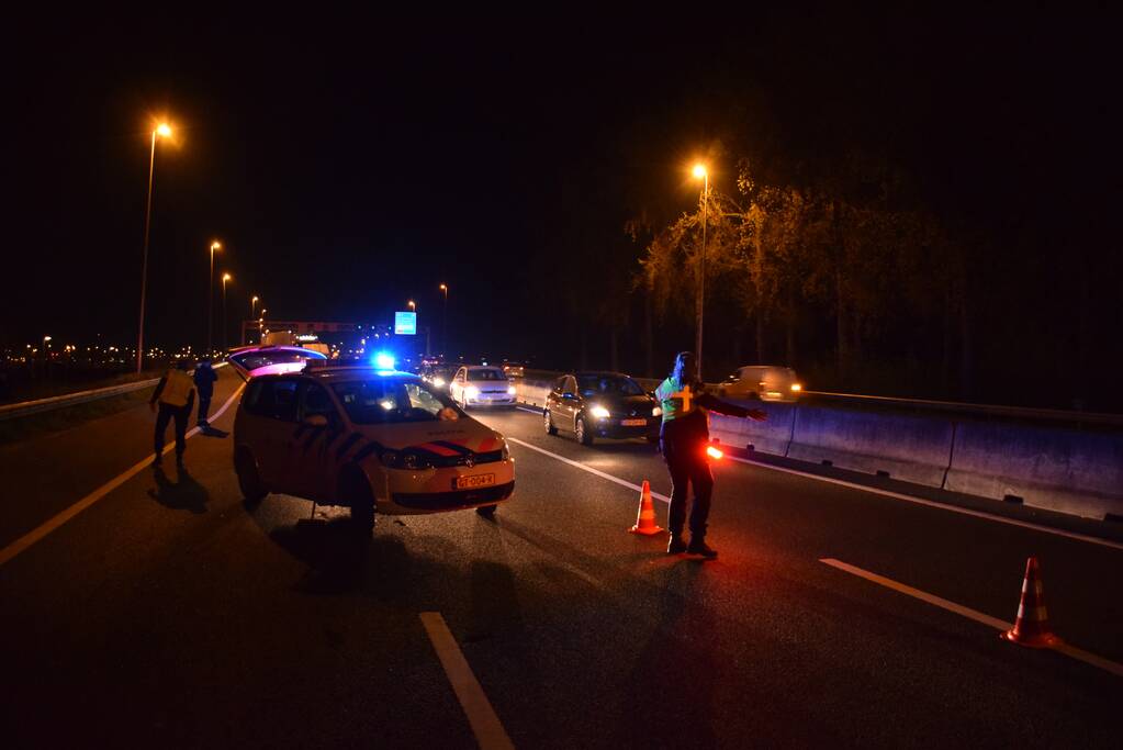 Bestuurder verliest macht over stuur