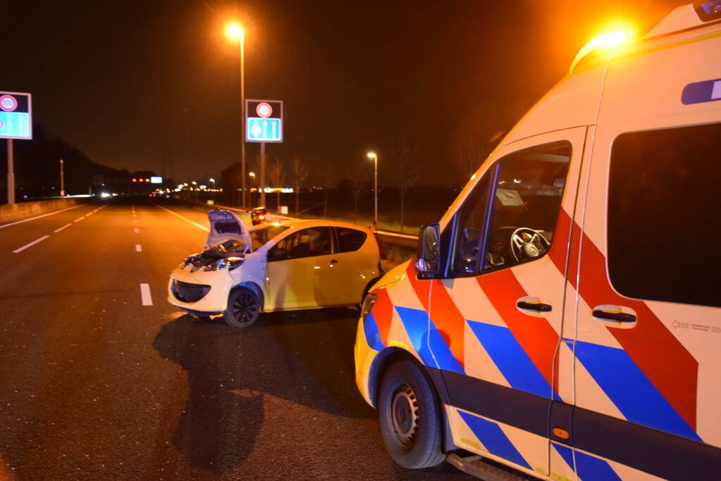 Bestuurder verliest macht over stuur