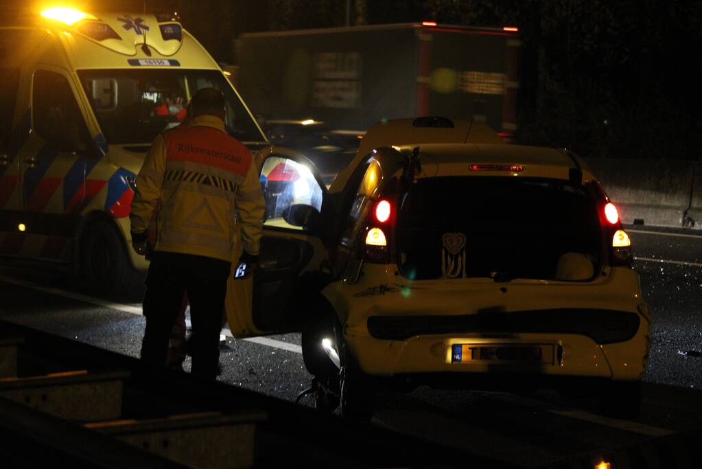 Bestuurder verliest macht over stuur