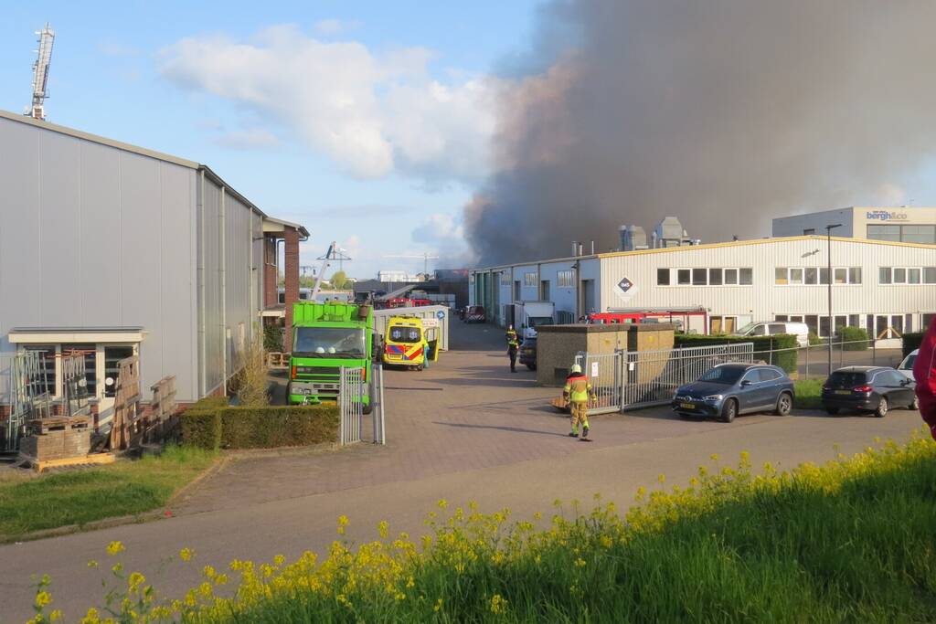 Grote uitslaande brand in appartement boven bedrijf