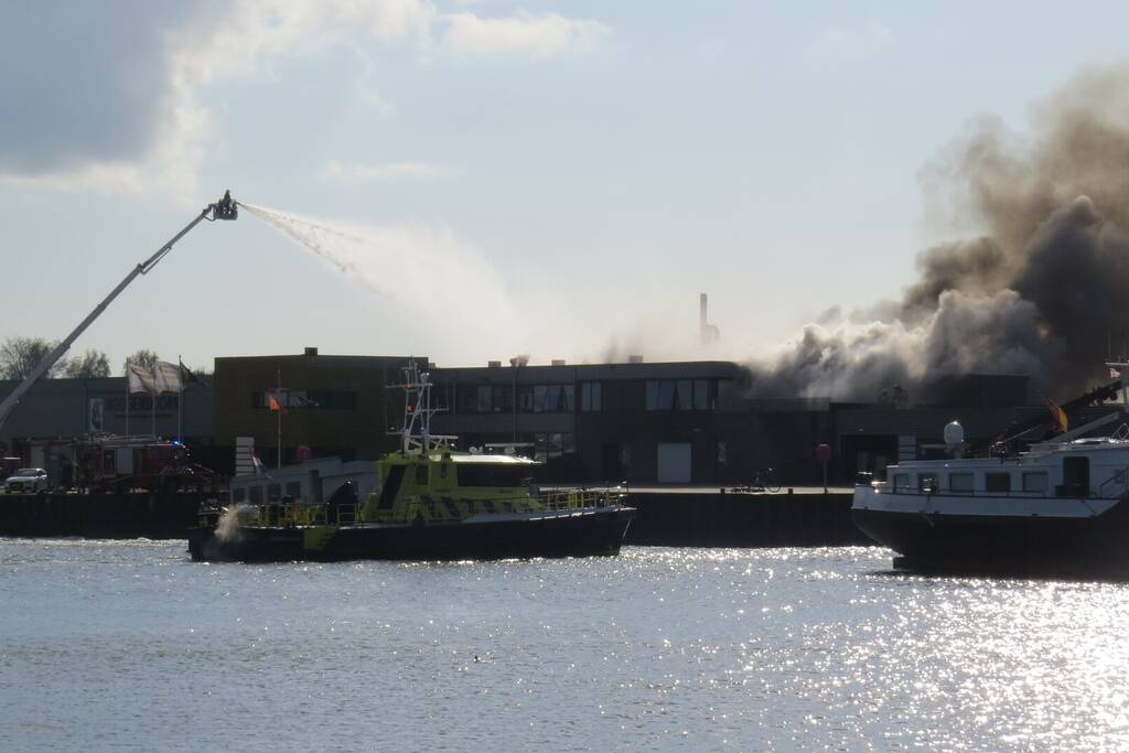 Grote uitslaande brand in appartement boven bedrijf