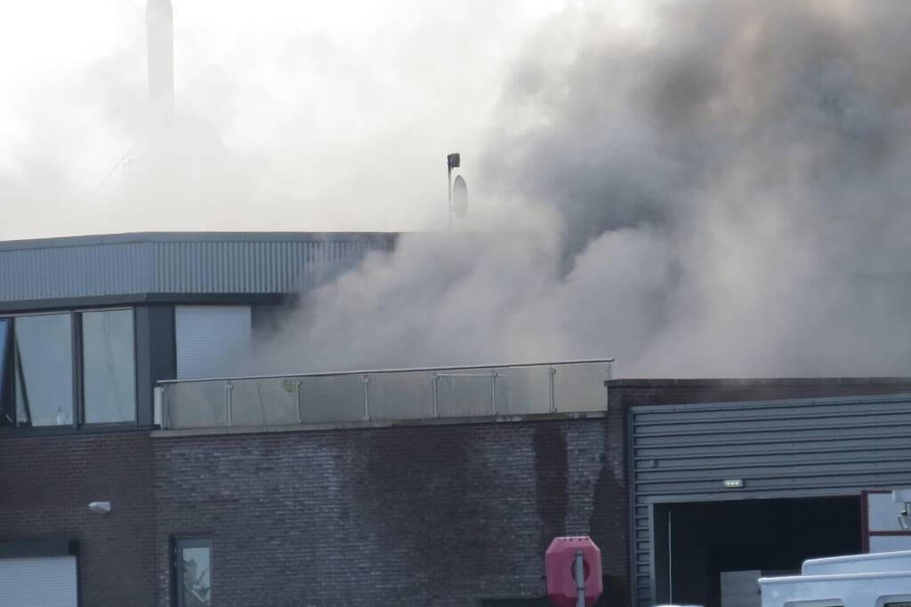 Grote uitslaande brand in appartement boven bedrijf