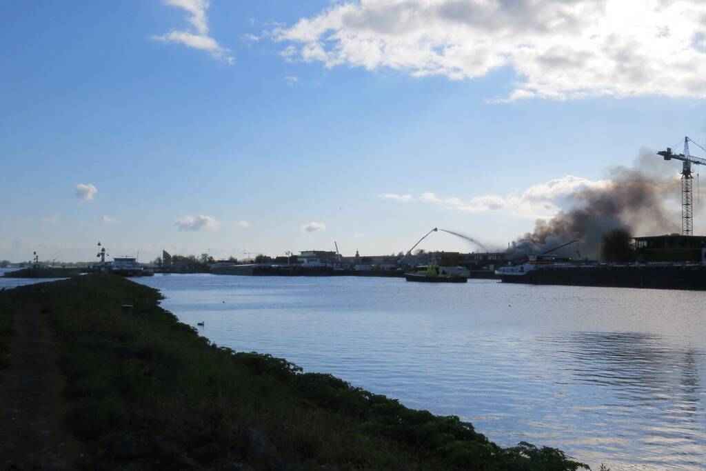 Grote uitslaande brand in appartement boven bedrijf