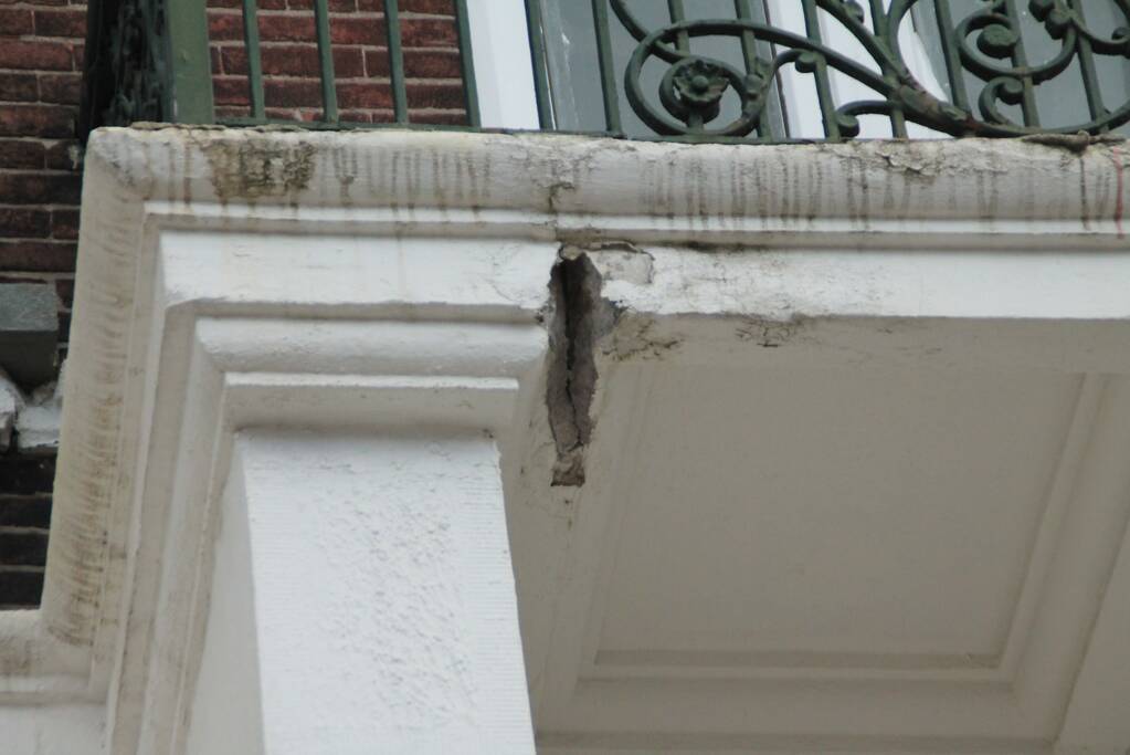 Afzetting door betonbrokken van balkon