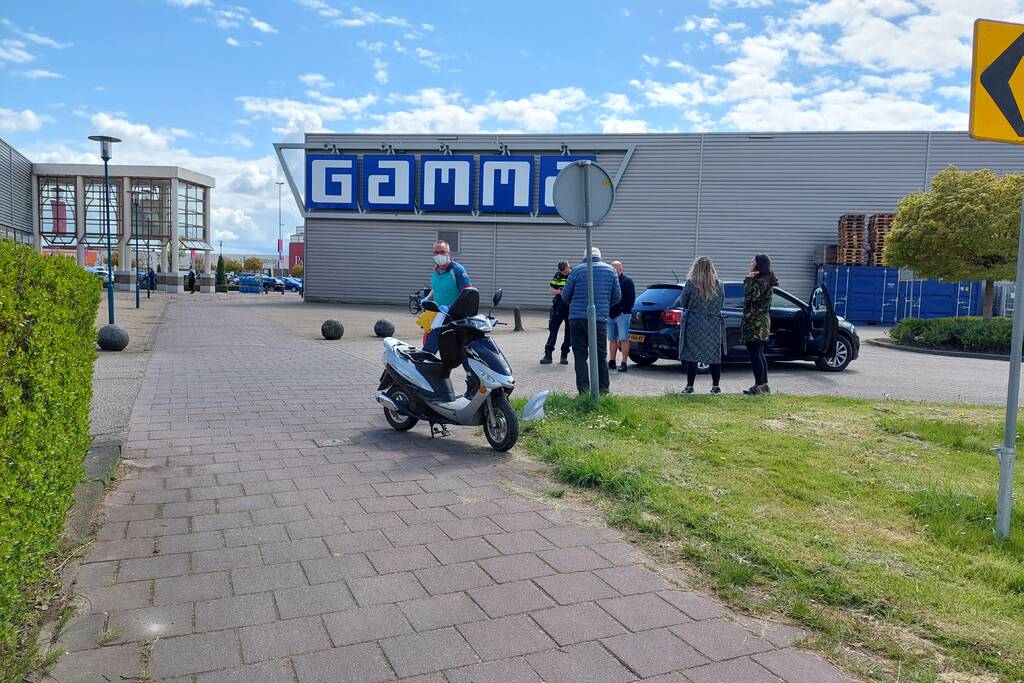 Scooterrijder gewond bij botsing met auto