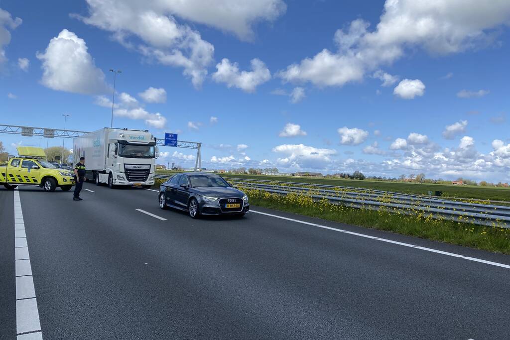 Motorrijder en auto botsen op snelweg