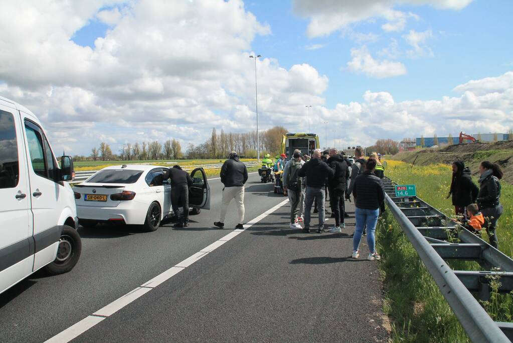 Motorrijder en auto botsen op snelweg