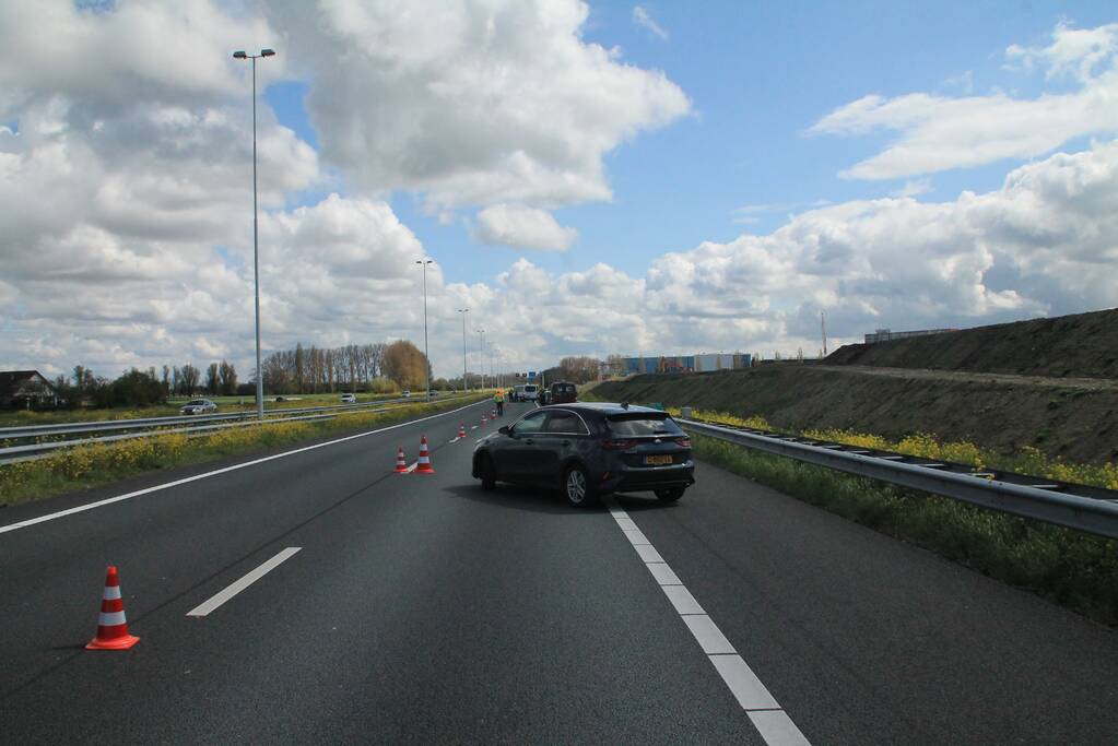 Motorrijder en auto botsen op snelweg