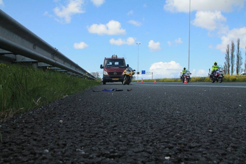 Motorrijder en auto botsen op snelweg