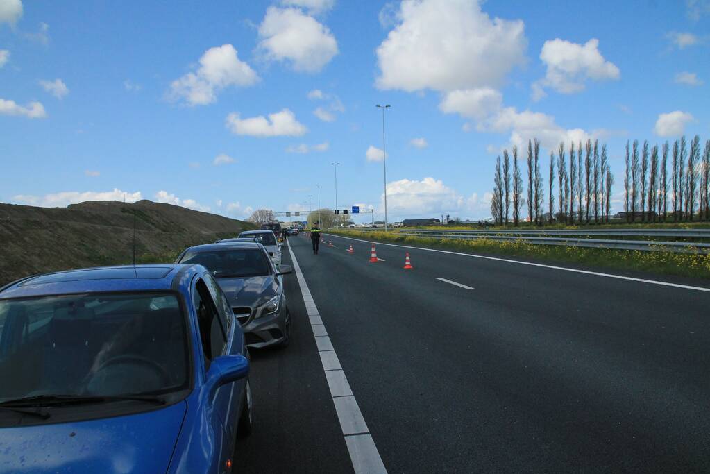 Motorrijder en auto botsen op snelweg