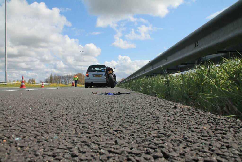 Motorrijder en auto botsen op snelweg