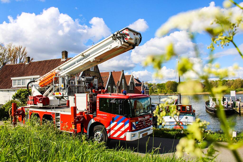Brand in schoorsteen van woning bij haven