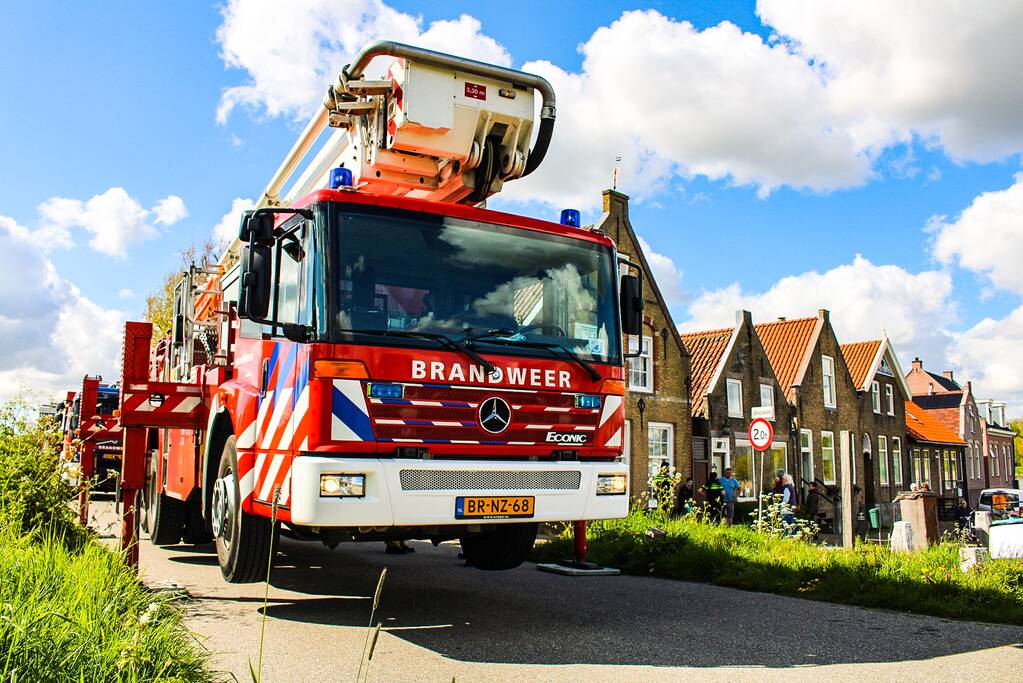 Brand in schoorsteen van woning bij haven