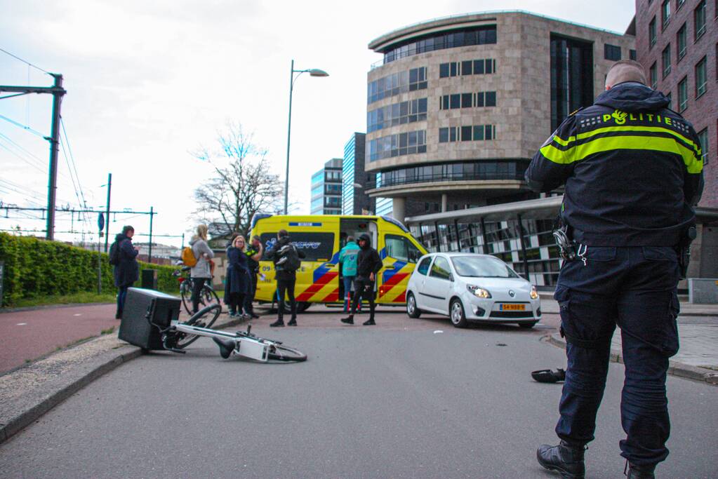 Maaltijdbezorger op e-bike botst met auto