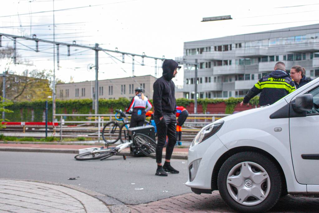 Maaltijdbezorger op e-bike botst met auto