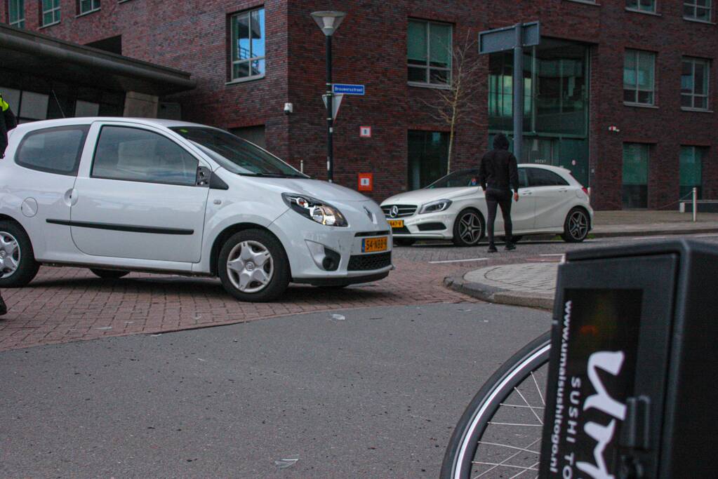 Maaltijdbezorger op e-bike botst met auto