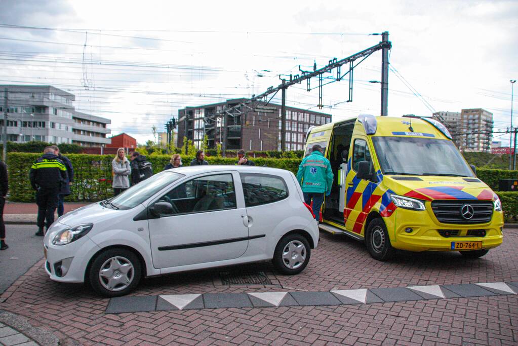 Maaltijdbezorger op e-bike botst met auto