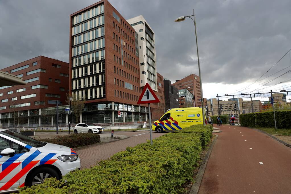 Maaltijdbezorger op e-bike botst met auto
