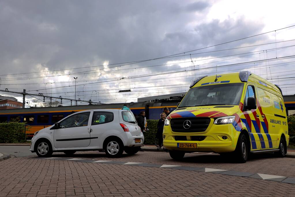 Maaltijdbezorger op e-bike botst met auto
