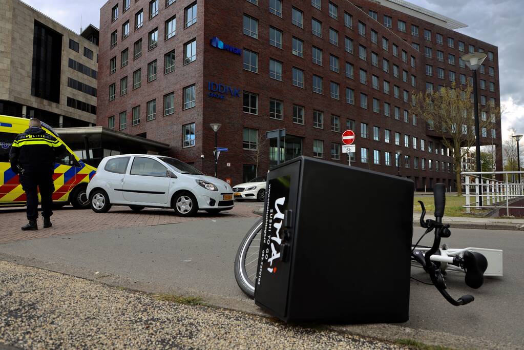 Maaltijdbezorger op e-bike botst met auto