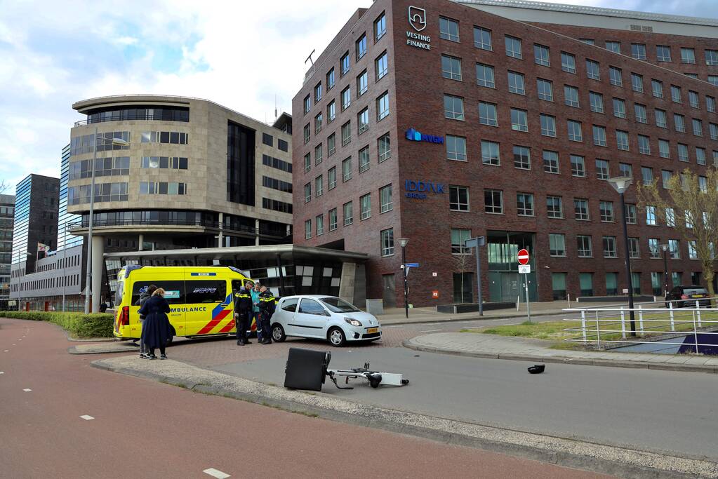 Maaltijdbezorger op e-bike botst met auto