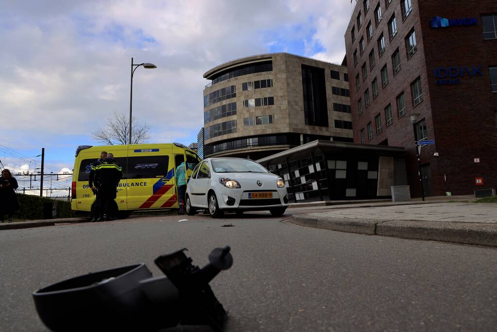 Maaltijdbezorger op e-bike botst met auto