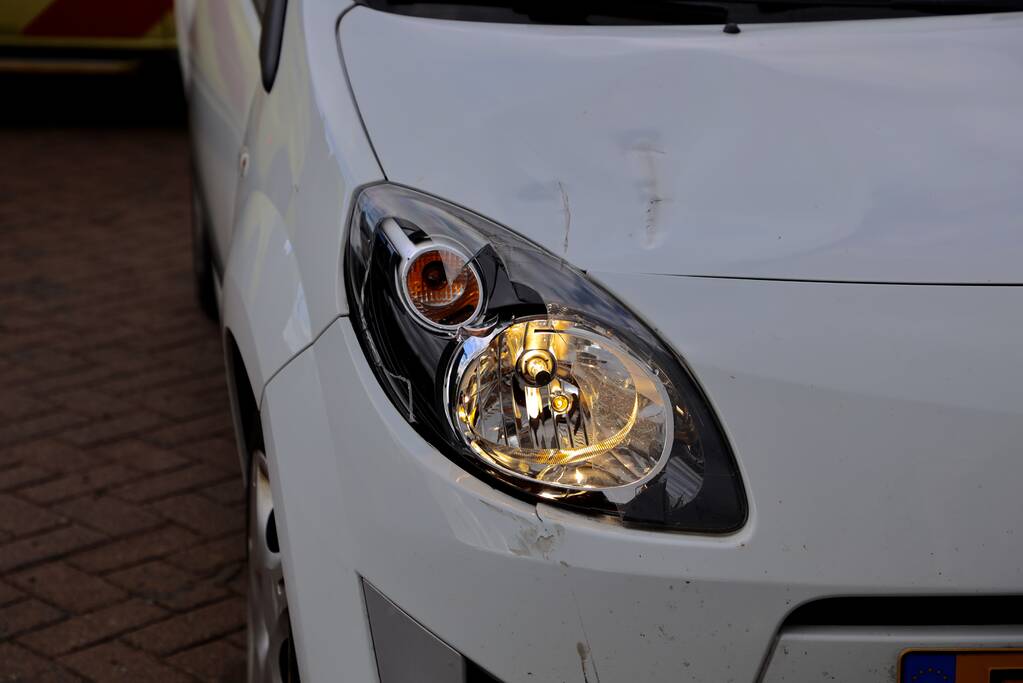 Maaltijdbezorger op e-bike botst met auto