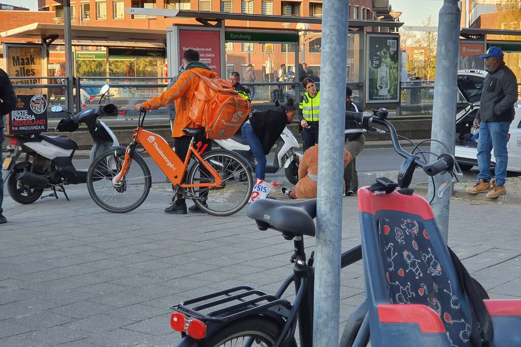 Maaltijdbezorger en voetganger botsen