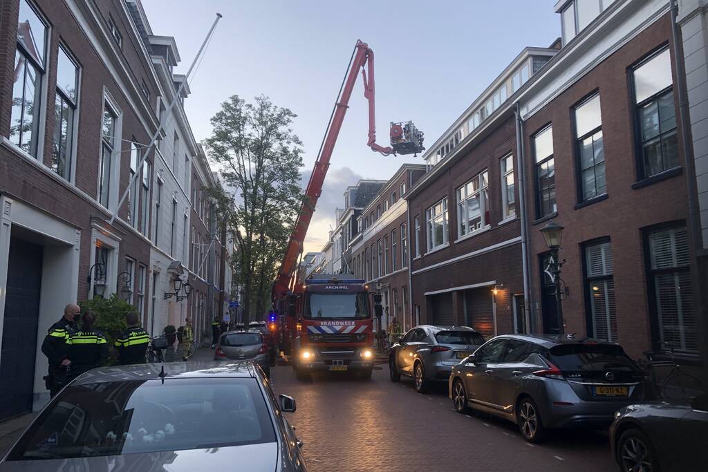 Grote brand in schoorsteen van woning