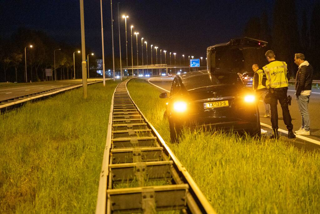 Tesla botst op vangrail