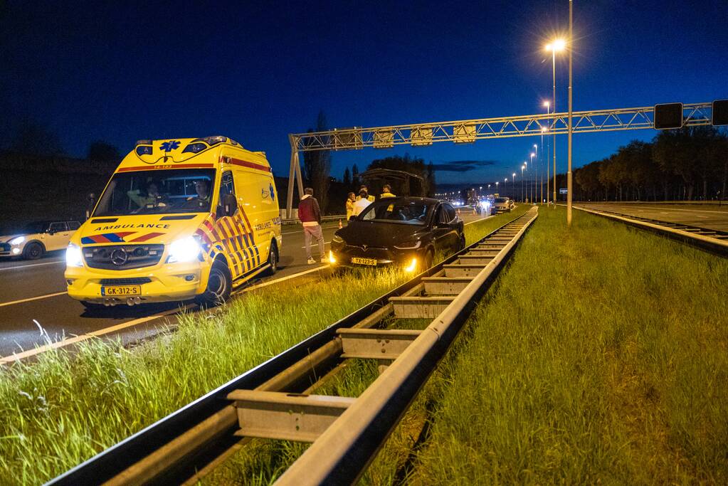 Tesla botst op vangrail