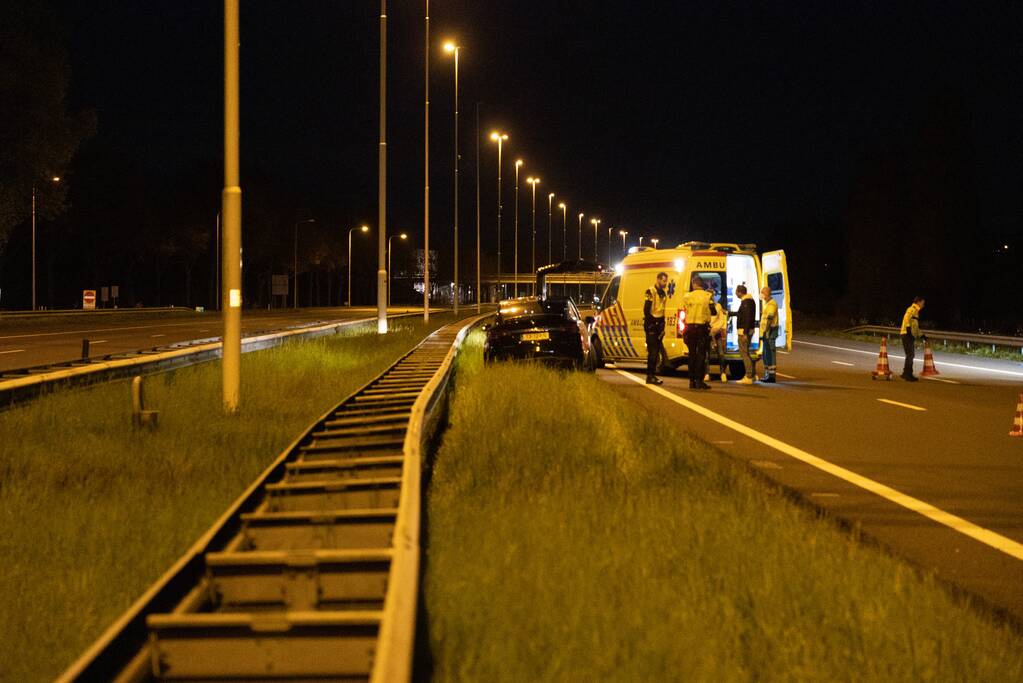 Tesla botst op vangrail