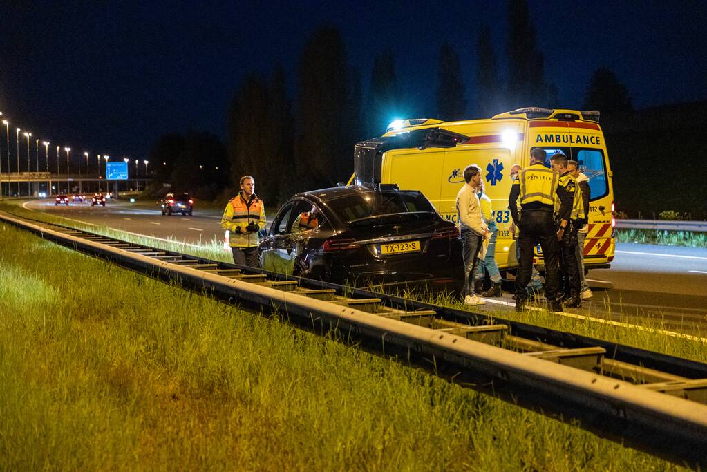 Tesla botst op vangrail