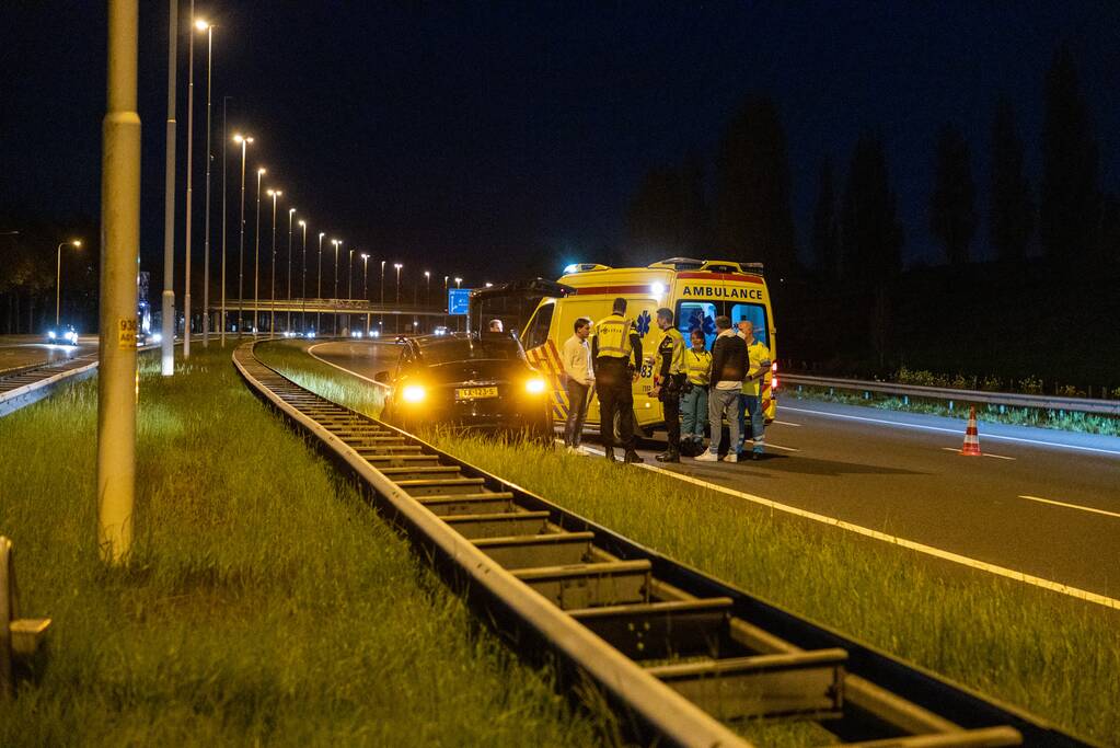 Tesla botst op vangrail